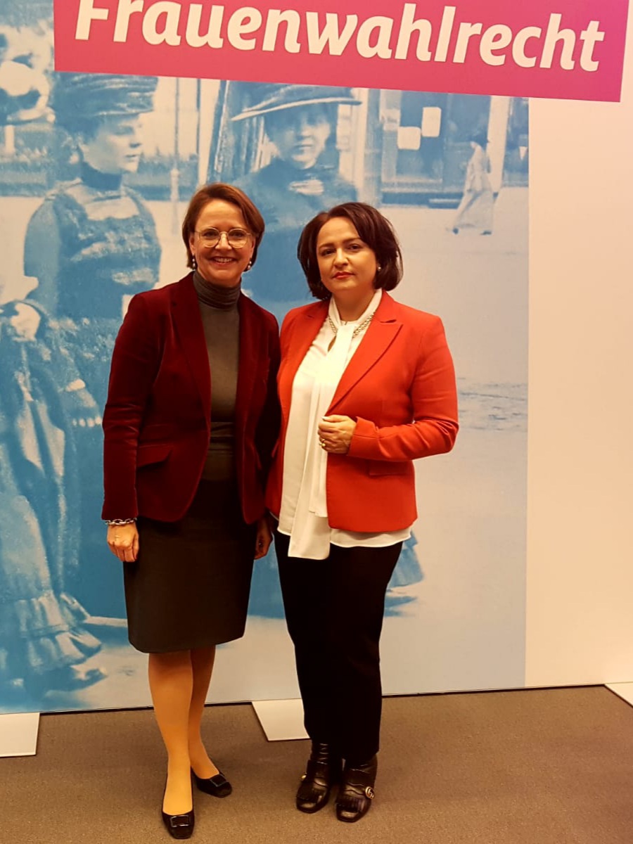 Galina Ortmann mit Annette Widmann-Mauz, MdB Vorsitzende der FU Deutschlands, Staatsministerin für Integration, 100 Jahre Frauenwahlrecht im Bundestag am 28.11.2018 in Berlin